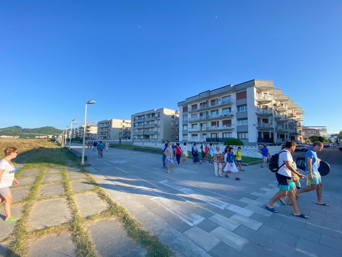 Piso Primera Linea De Playa Laredo Exterior photo